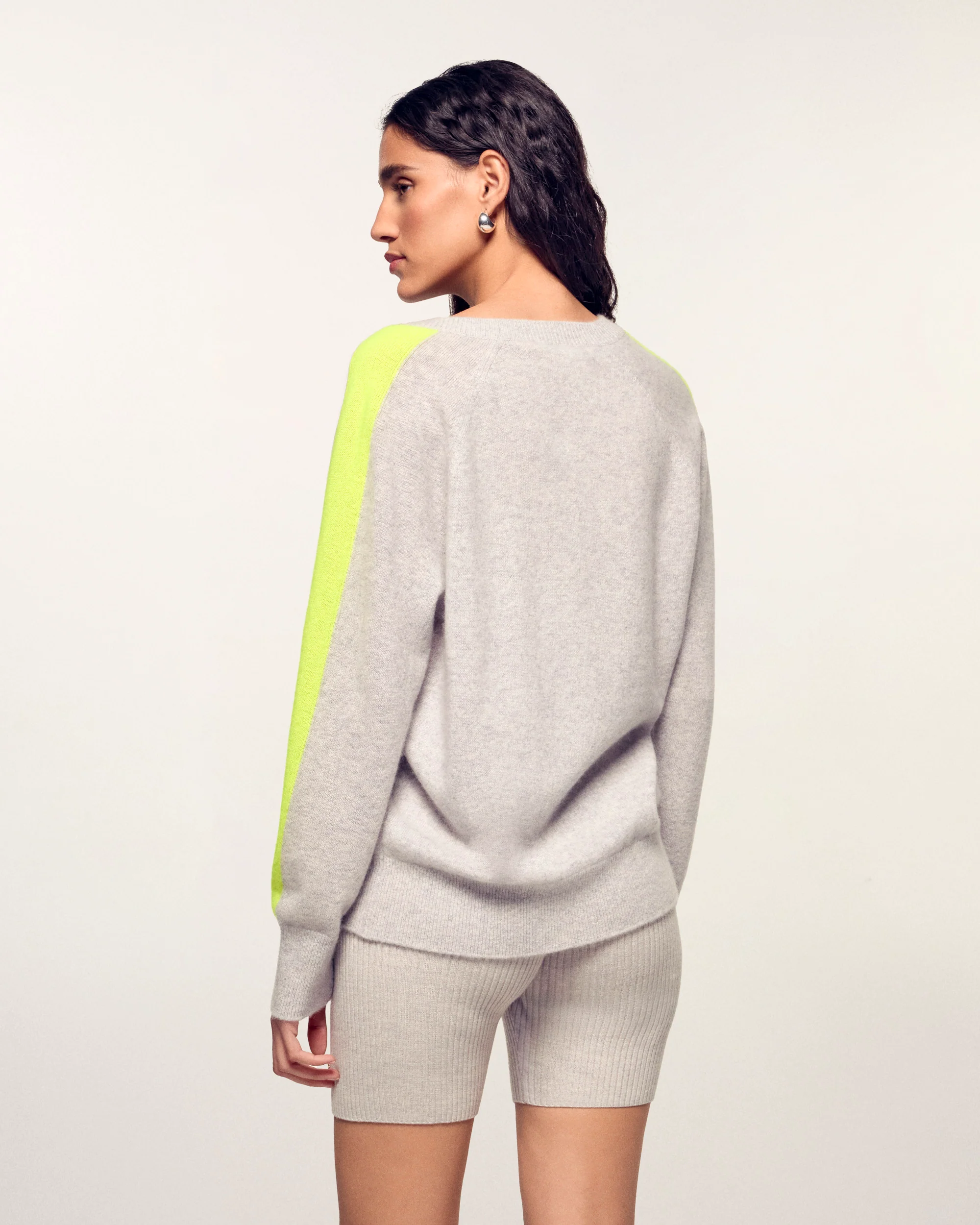 Oversized V-Neck Sweater with Light Sleeves (S25 / WOMEN / Light Heather Gray) - Image 4